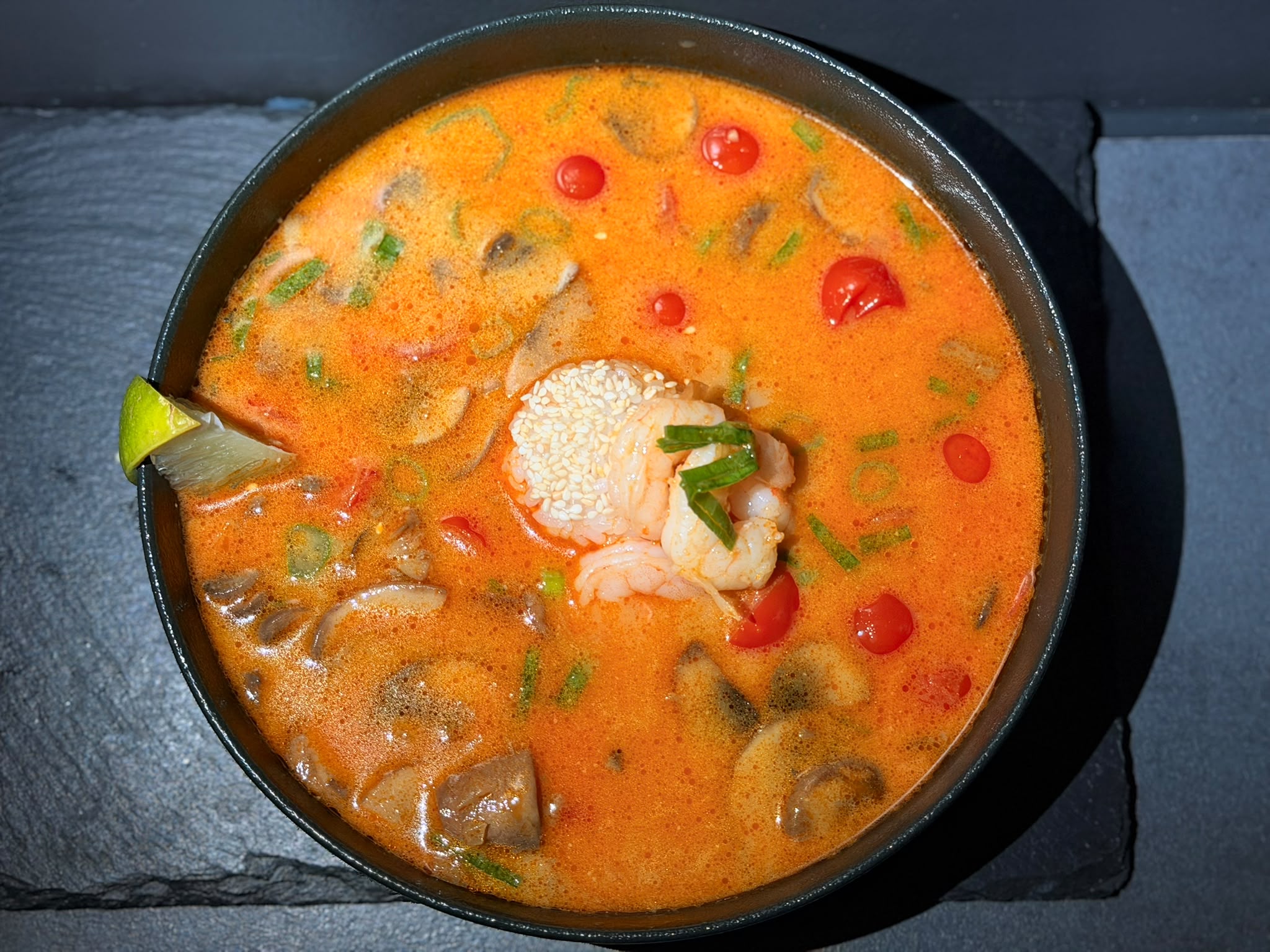 TOM YUM AR TĪĢERGARNELĒM — Zupas